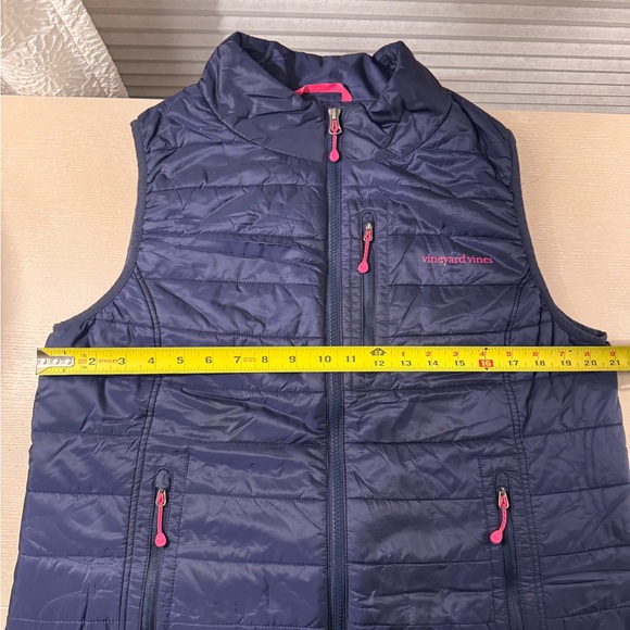 Vineyard Vines Women’s Mountain Weekend Puffer Vest - Picture 7 of 7